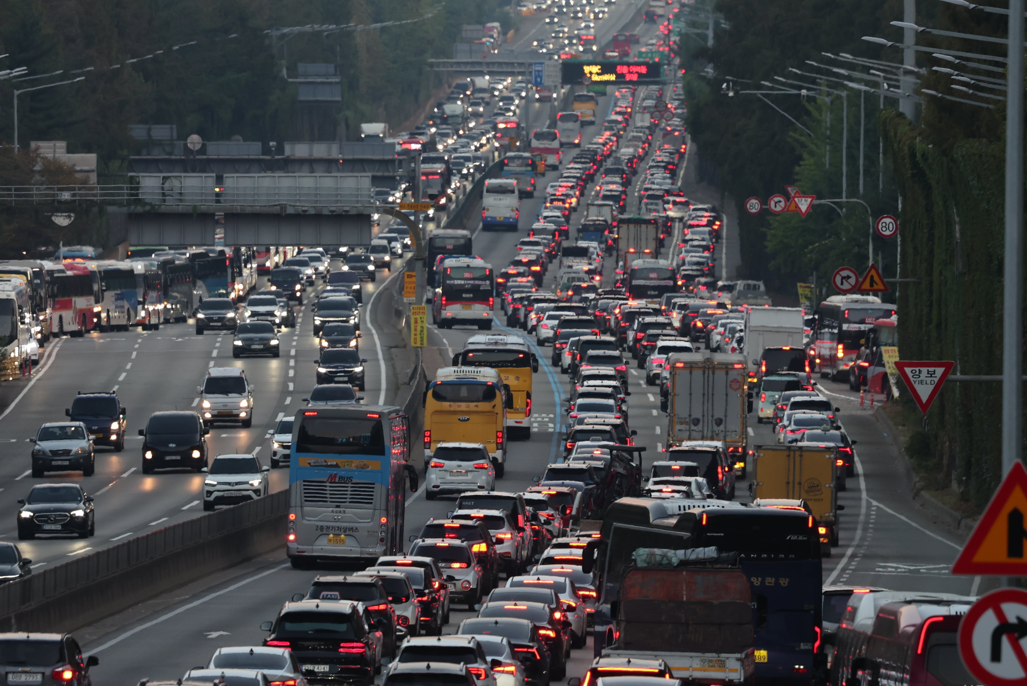 Seoul to Busan travel time hits 9 hours 30 minutes during Chuseok rush