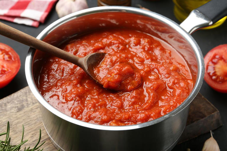 La salsa de tomate casera necesita su tiempo y un fuego suave.