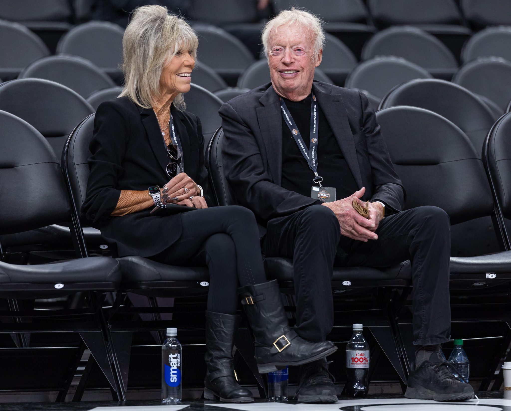 Billionaire Nike cofounder Phil Knight gives $1 billion to his alma ...