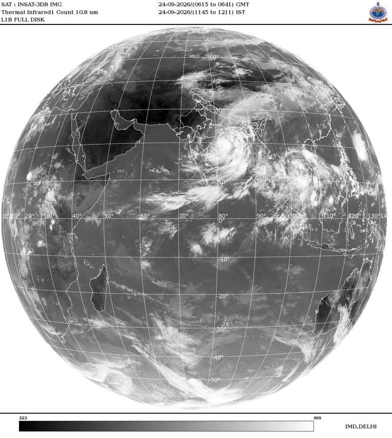 Satellite captures massive 4,000-km-long cloud band stretching from ...