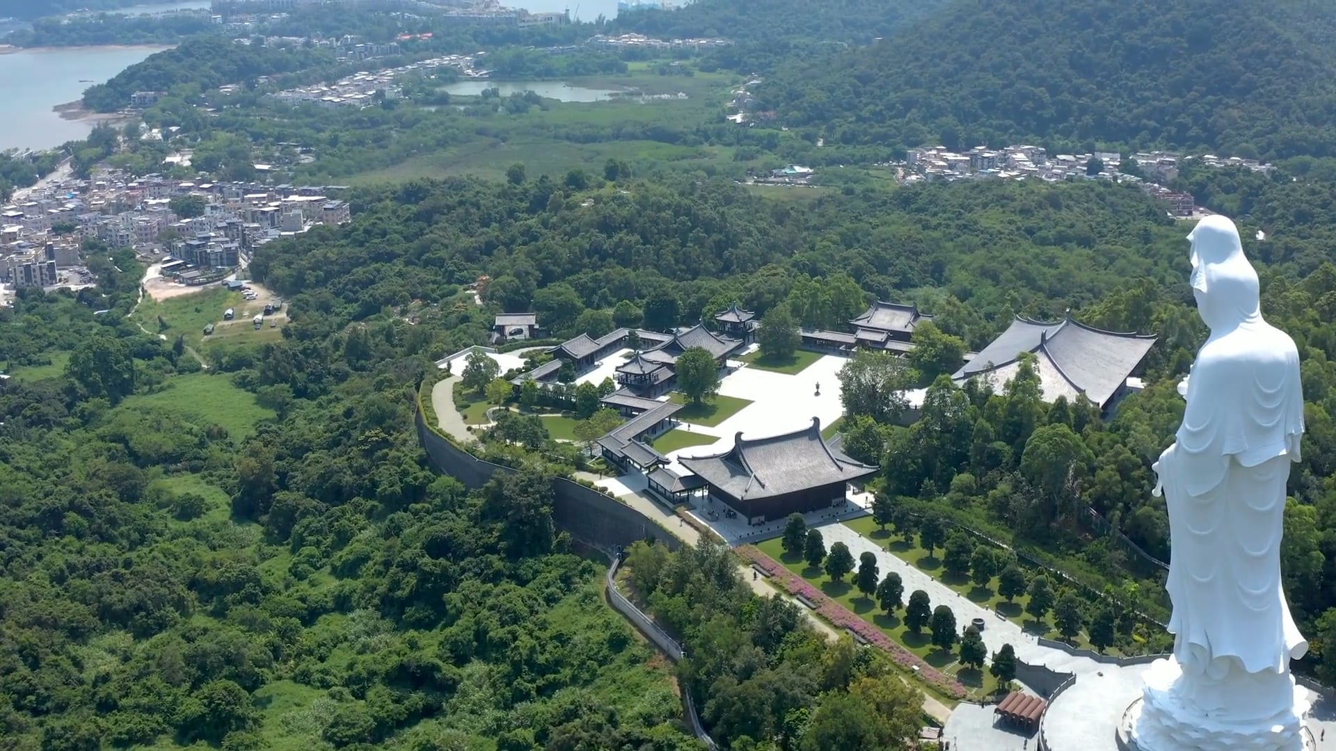 Dron lata nad gigantycznym Buddą Tian Tan w Hongkongu