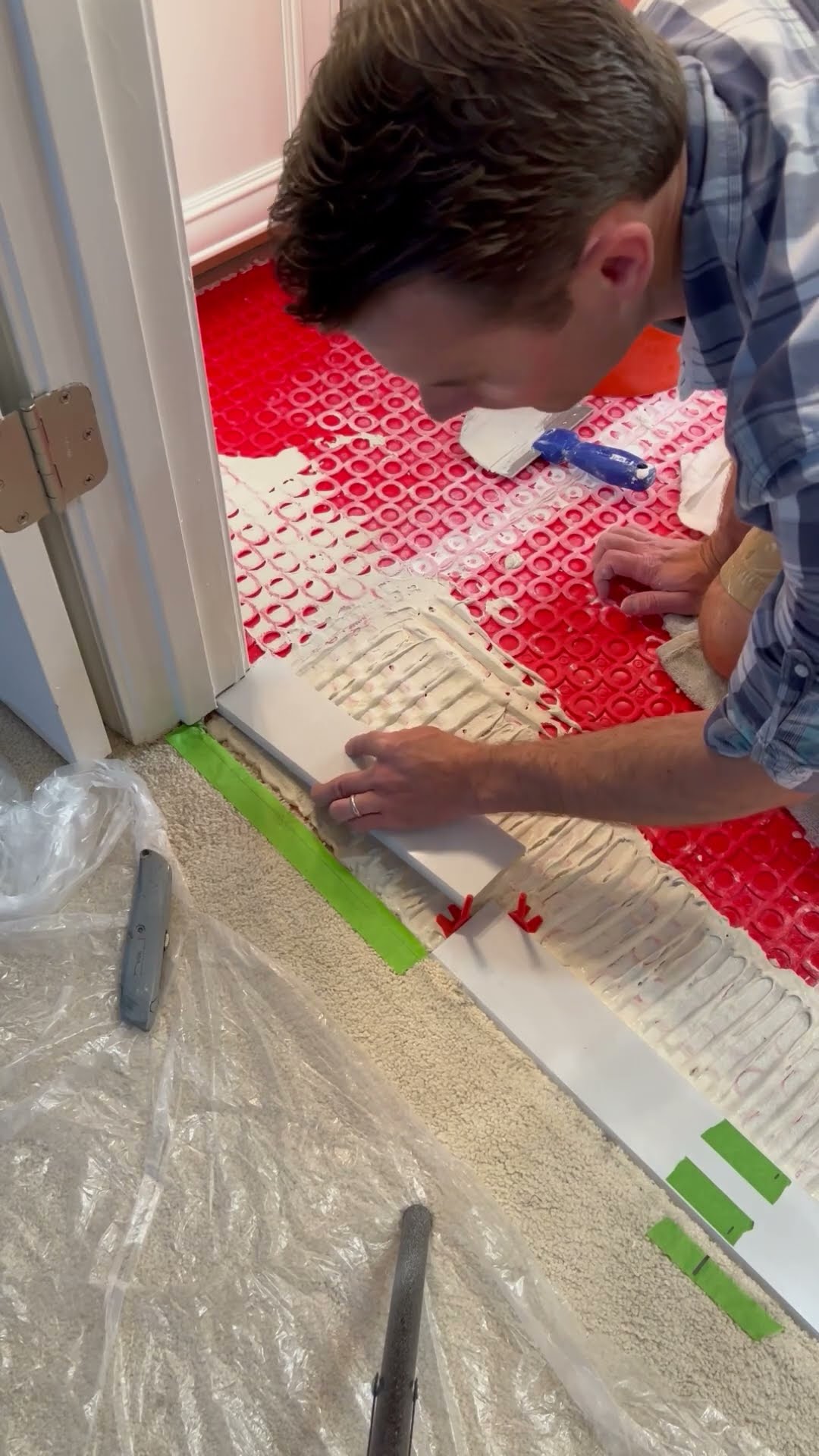 Trimming casing for floor tile