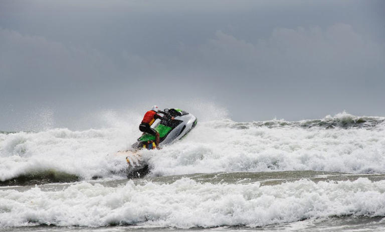 Major beach rescue operation launched at UK beach to save father and ...
