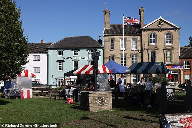 Former mayor dies after collapsing during meeting of 'Britain's ...