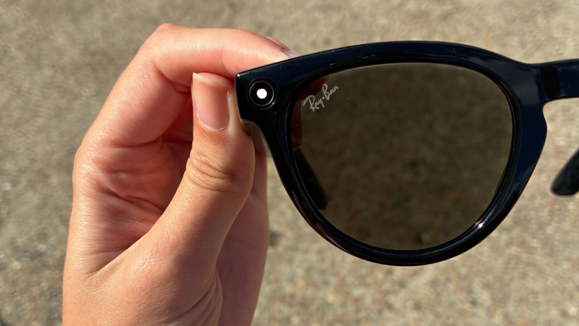 Meta glasses with a built-in display are now available in the UK