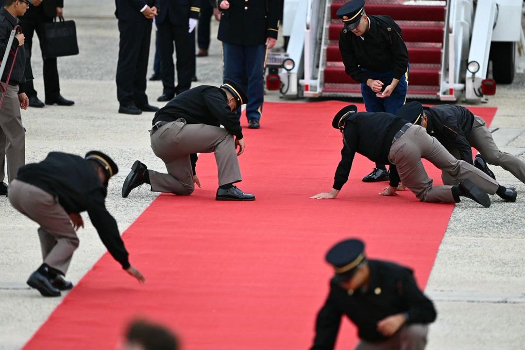 Red carpet moment caught on camera ahead of Trump's unusual welcome of ...