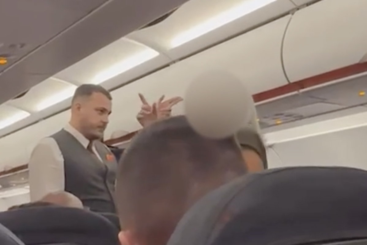 Passengers escorted off flight after refusing to stop vaping