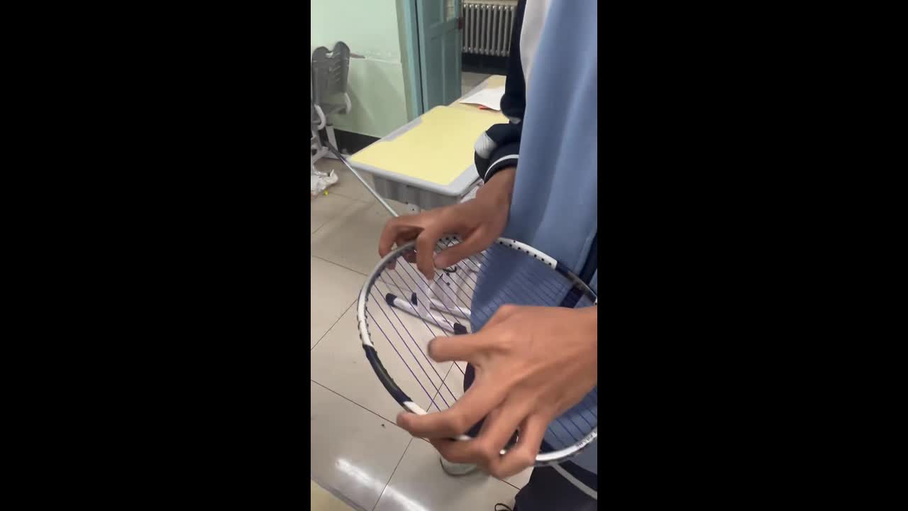 Man plays badminton racket like musical instrument in Heilongjiang, China