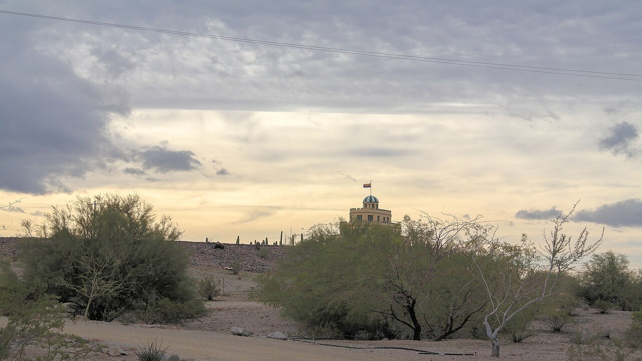 This white tower off Loop 202 in Phoenix hides a resort that never got ...