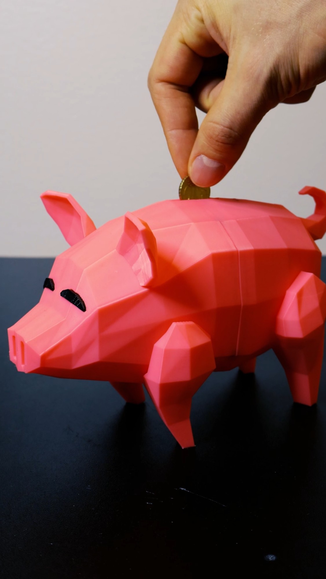 Satisfying 3D printed breakable piggy bank design