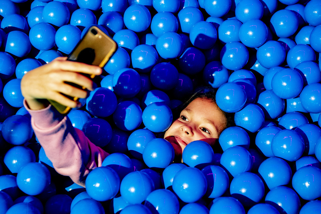 Kinderen mogen op social media geen reclame meer maken, vindt Kamer