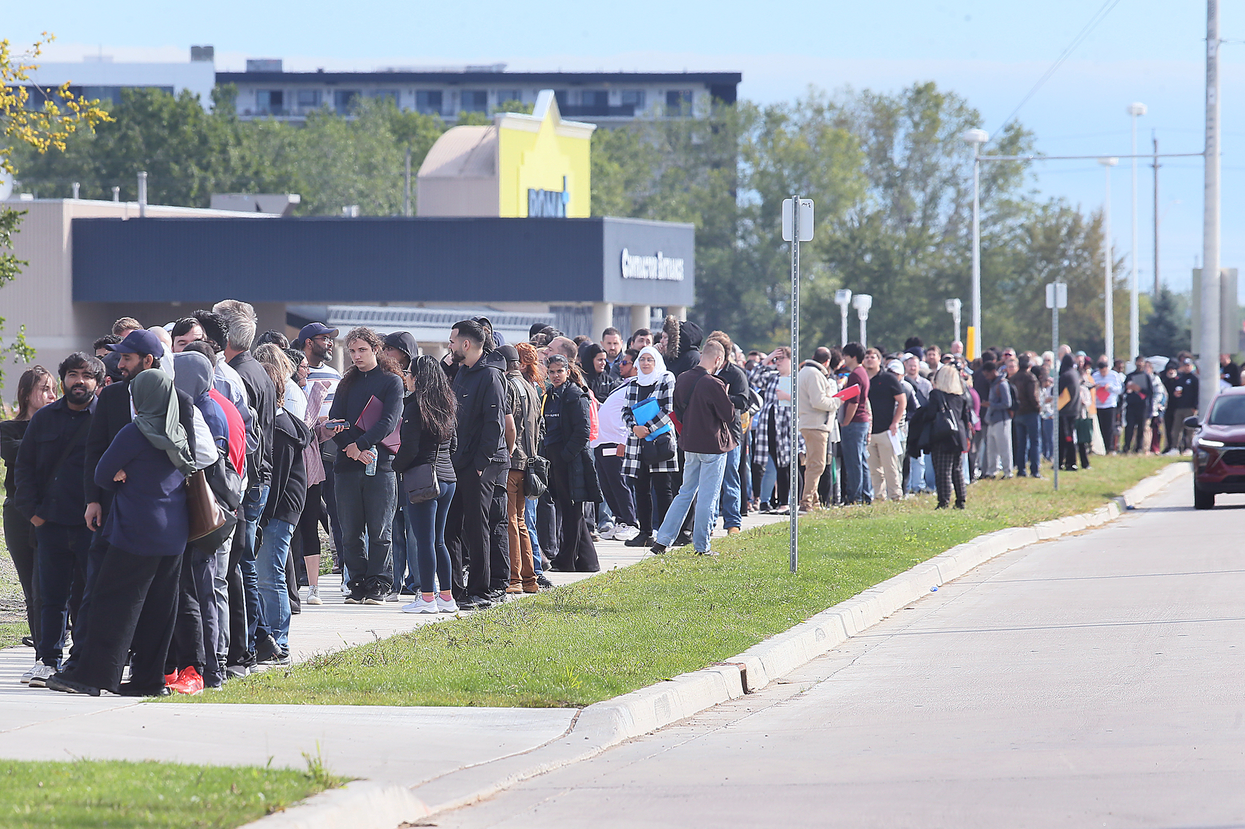 More than 1,000 job seekers line up for gig at new Windsor Costco