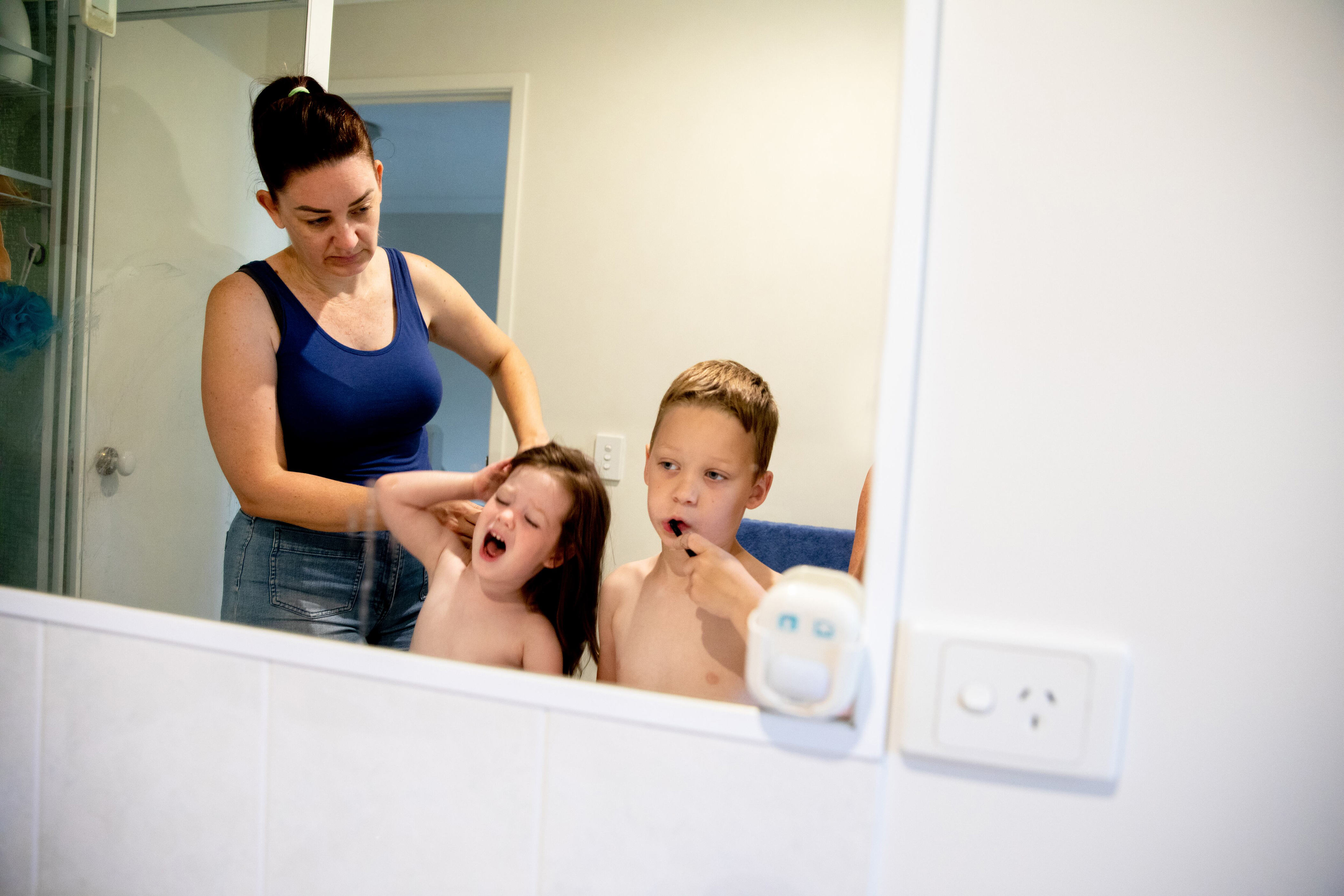 Las tareas de cuidado se multiplican cuando hay varios hijos que atender al mismo tiempo.