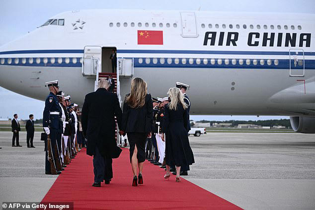 Trump visibly winces during stone-faced Xi's red carpet welcome