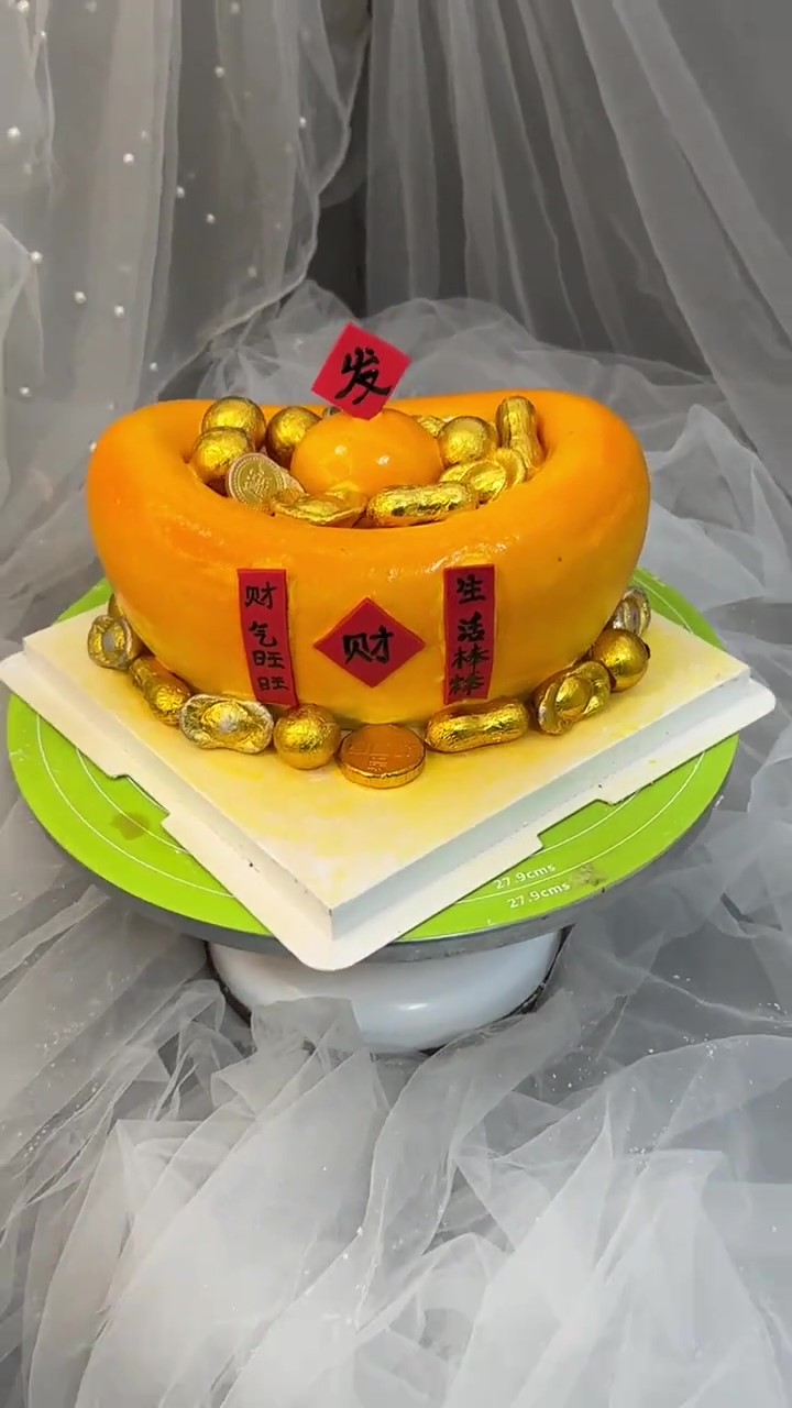 Chinese gold ingot cake is a stunning celebration of luck and prosperity
