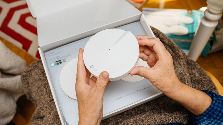Wi-Fi mesh network vs. range extender: Which will actually give you ...