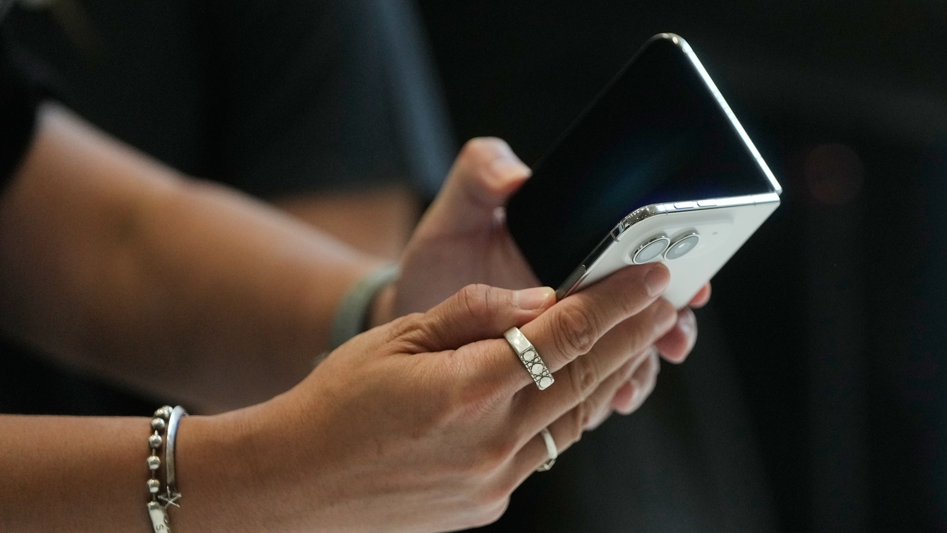 Apple begins lease program for iPhones and other devices