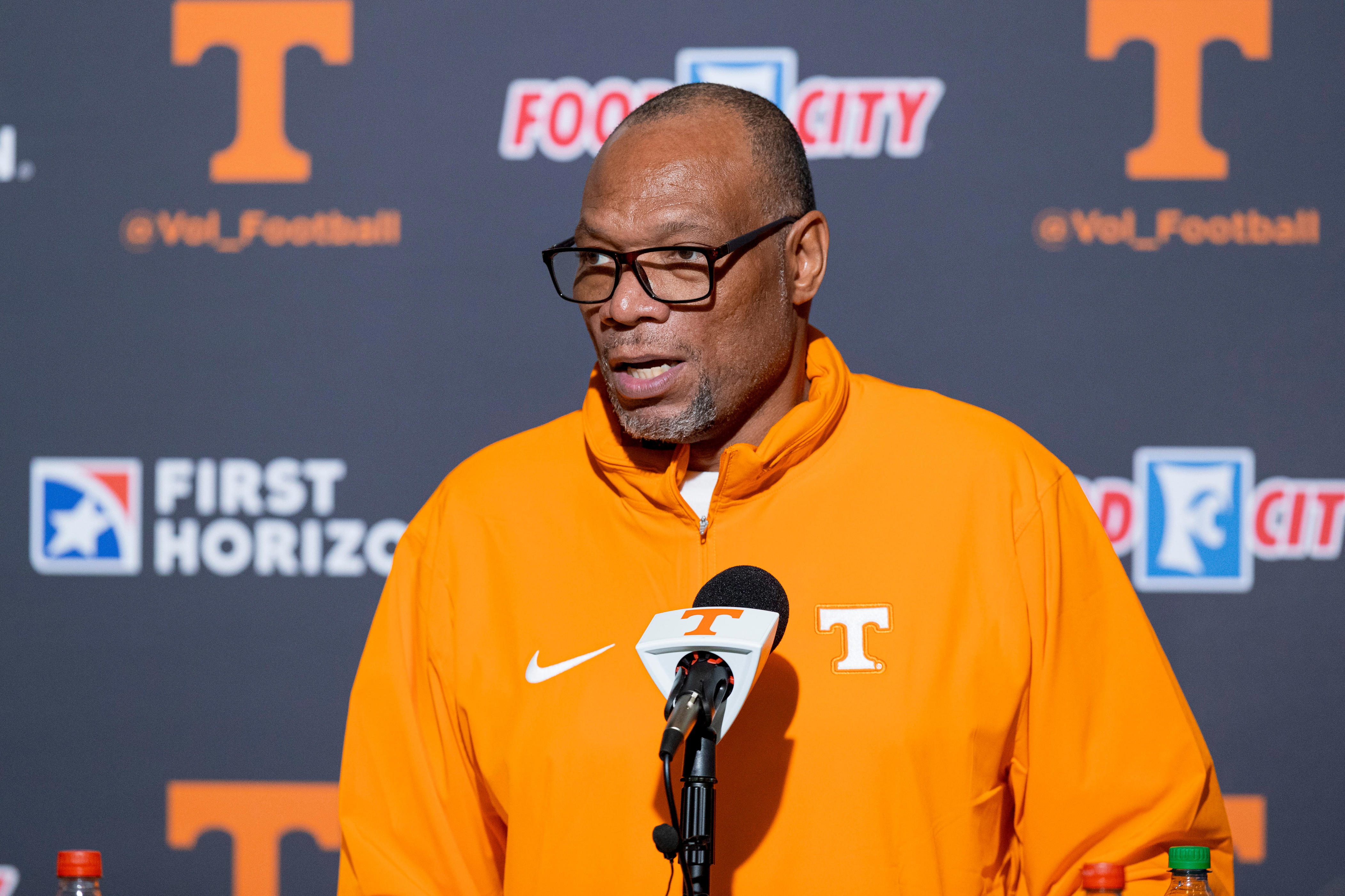 Tennessee football linebackers coach William Inge released from hospital