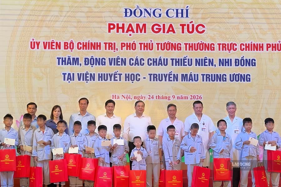 Phó Thủ tướng Thường trực Phạm Gia Túc trao quà trung thu cho bệnh nhi hiểm nghèo