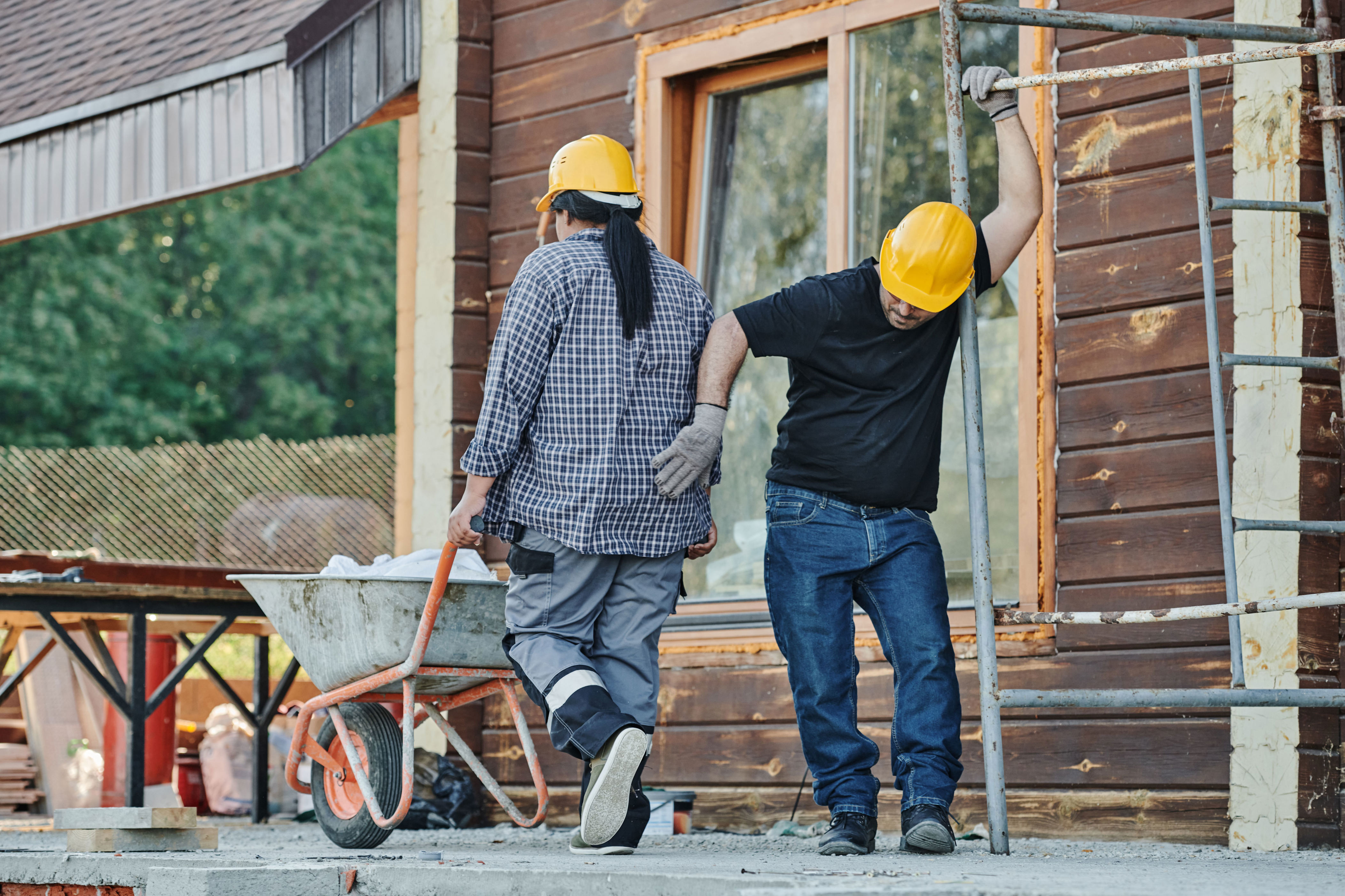 People work at night, solving the extreme heat problem