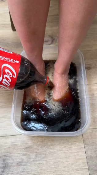 Easy foot detox for a relaxing home routine