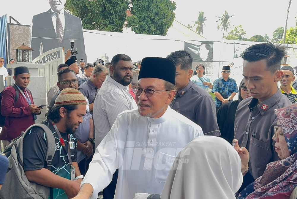Anwar arrives at family home to pay last respects to brother Idrus