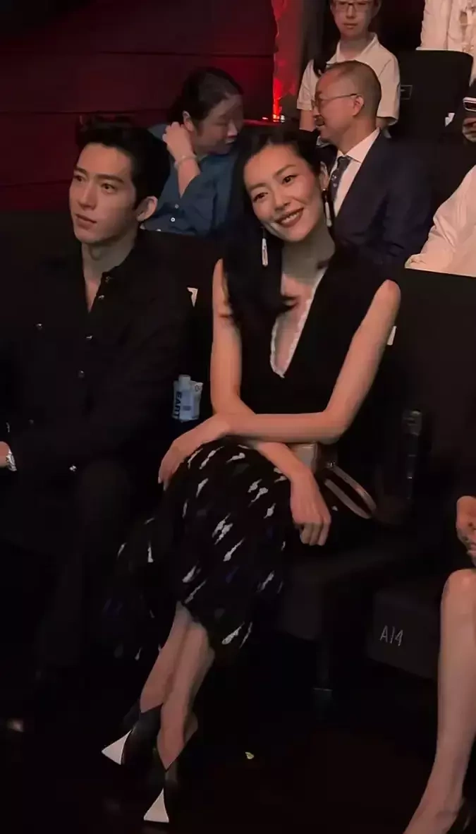 Sao châu Á 25/9: Tỉnh Bách Nhiên, Liu Wen mặc ton sur ton dự show thời trang