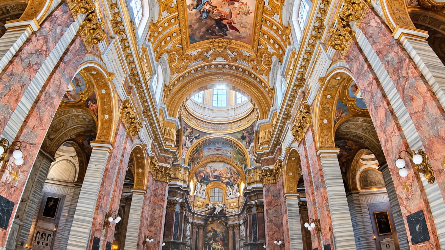 Di dalam gereja berornamen di Via del Corso, Roma (4K)