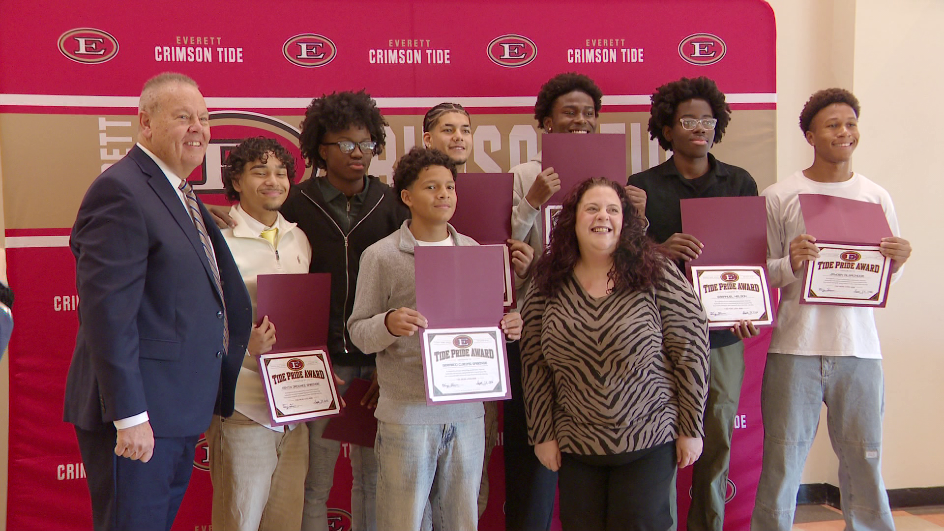 Everett basketball players honored for helping stranded driver