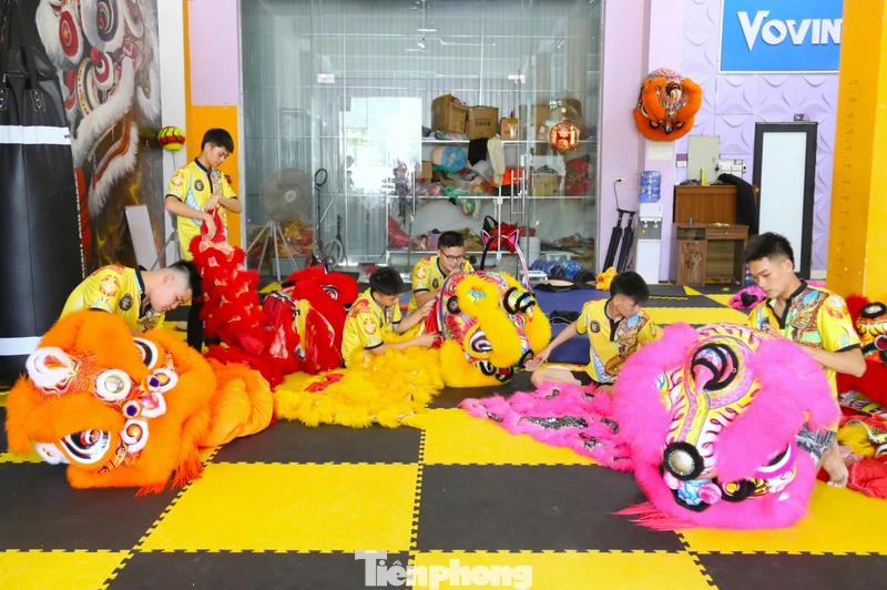 Đội múa lân chạy 18 show/ngày, Trung thu làm không hết việc