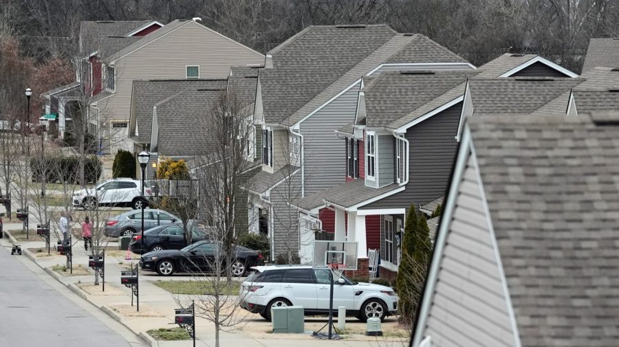 Benchmark mortgage rate tops 7 percent, highest in 2 years