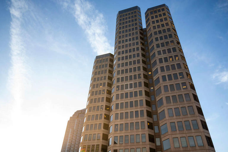 Lender takes downtown Dallas tower in foreclosure sale over $78M unpaid ...
