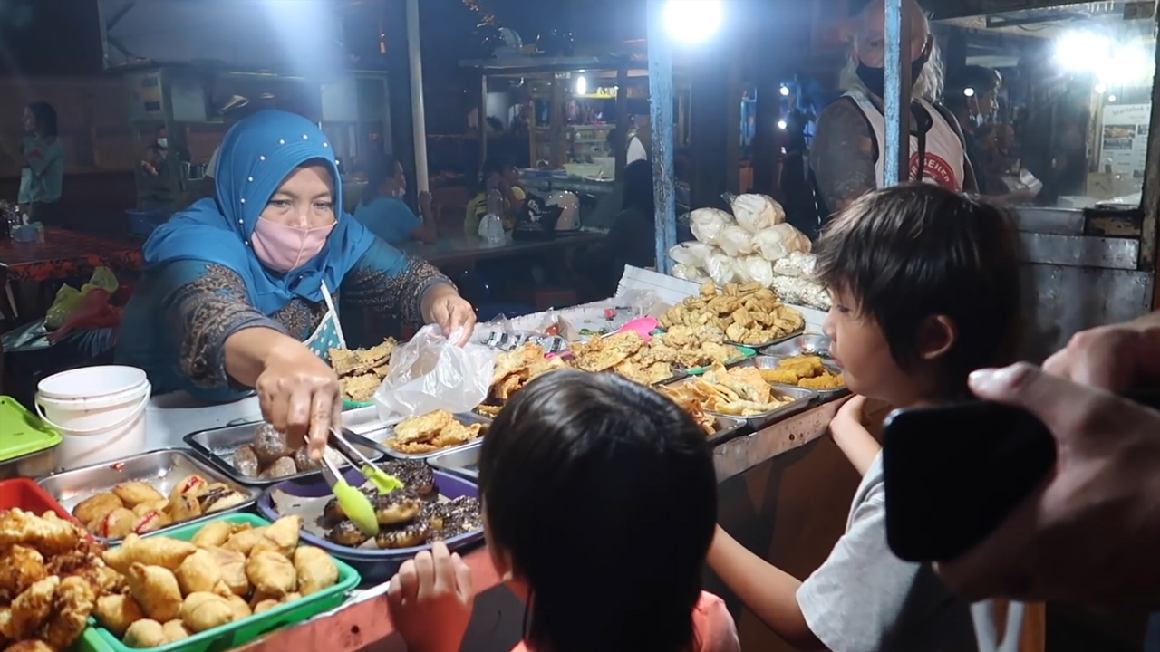 Trying cheap Indonesian street food at night market in Bali