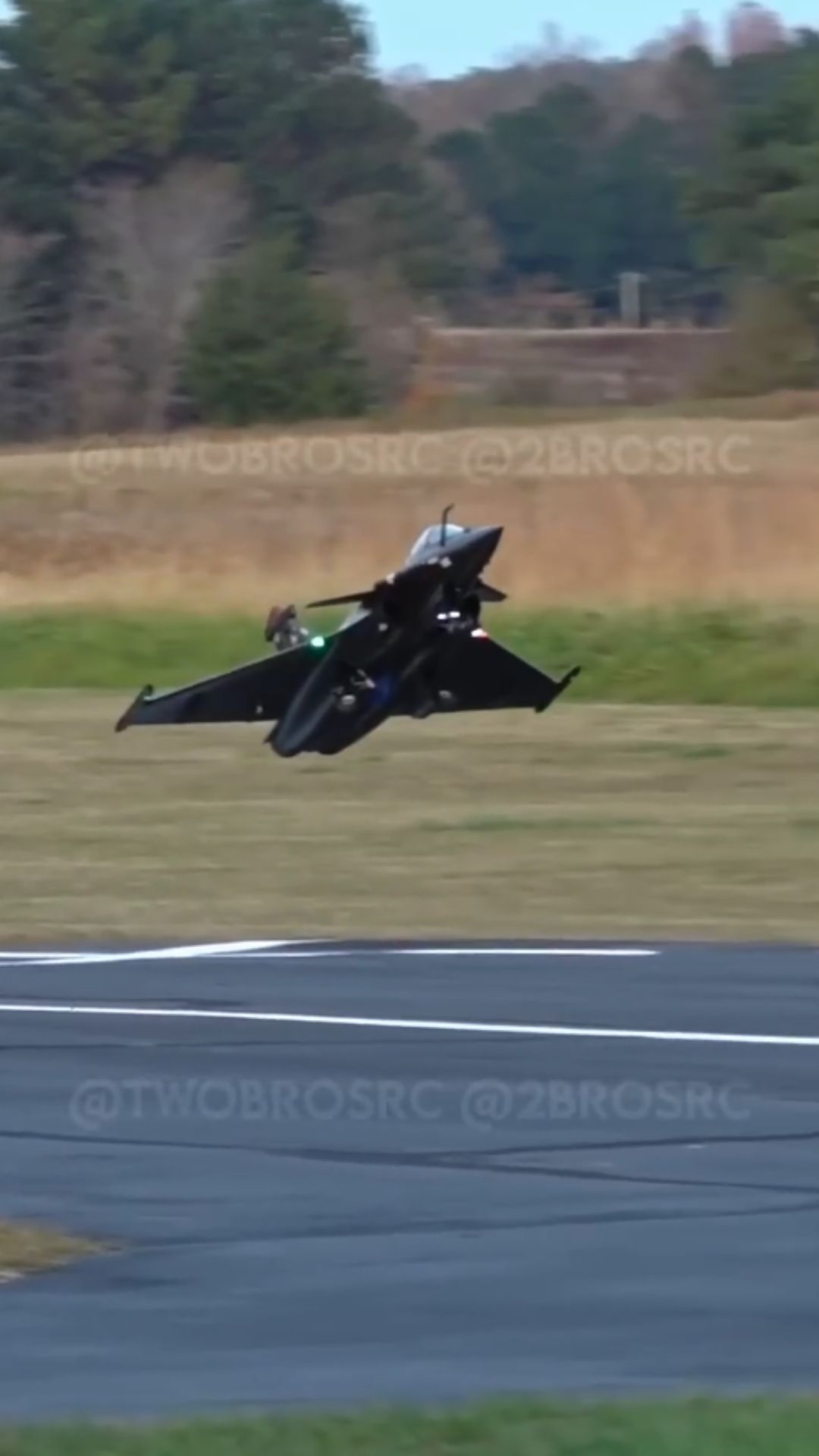 Rafale landing shows impressive RC flight precision