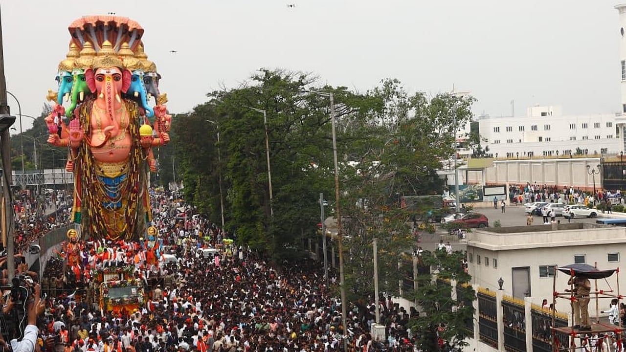 Immersion of 69-foot Khairatabad Bada Ganesh begins after three hours ...