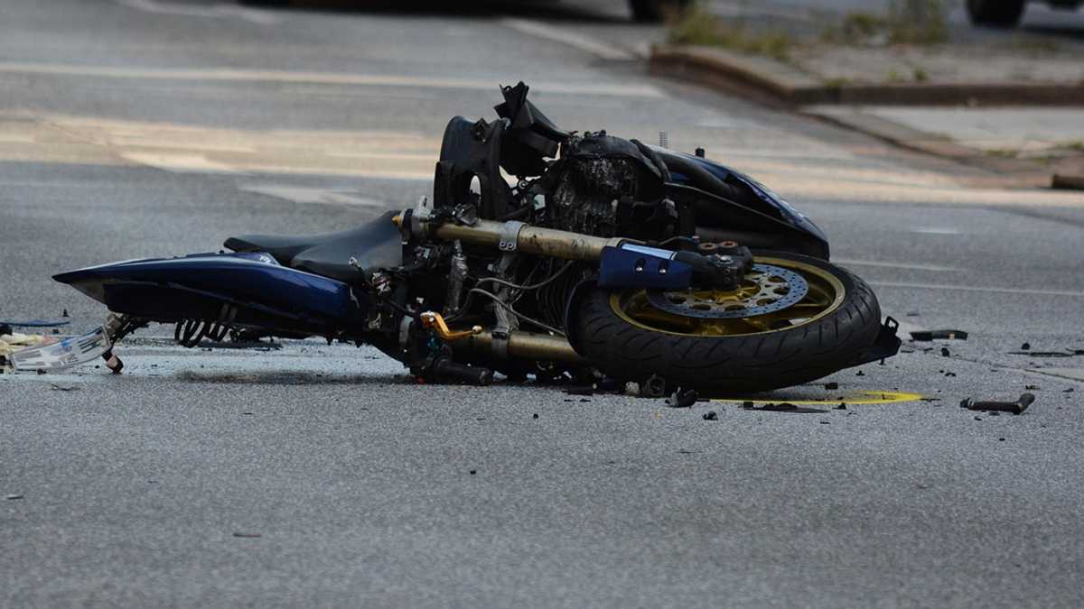Tricycle driver dies after crashing into disabled motorcycle and post ...