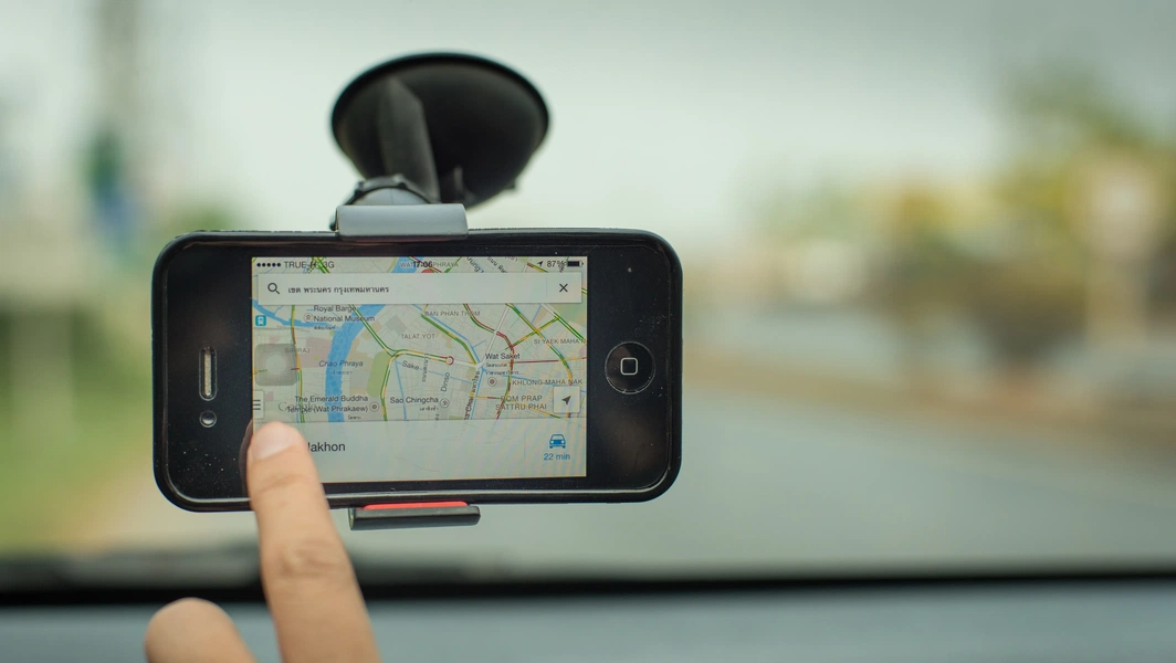 Google Maps adds floating traffic signal alerts to Android Auto