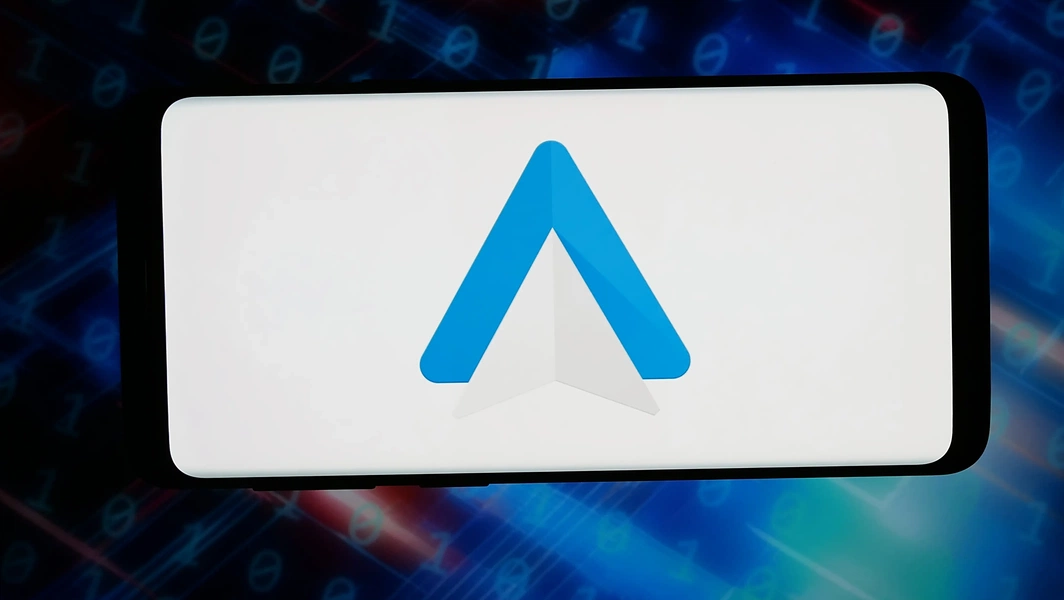 Google Maps adds floating traffic signal alerts to Android Auto