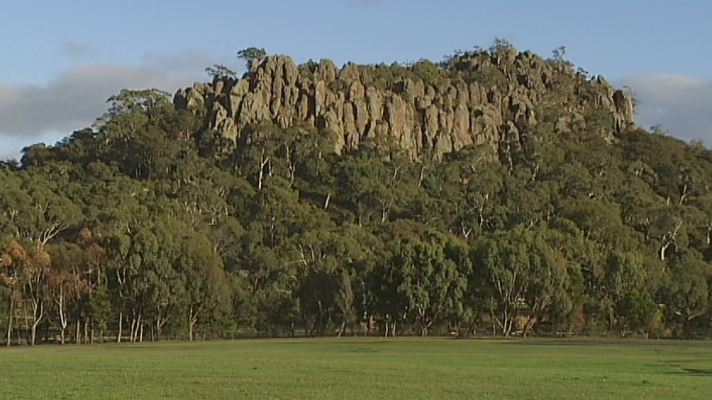 Hanging Rock Reserve closed after man dies in fall at summit