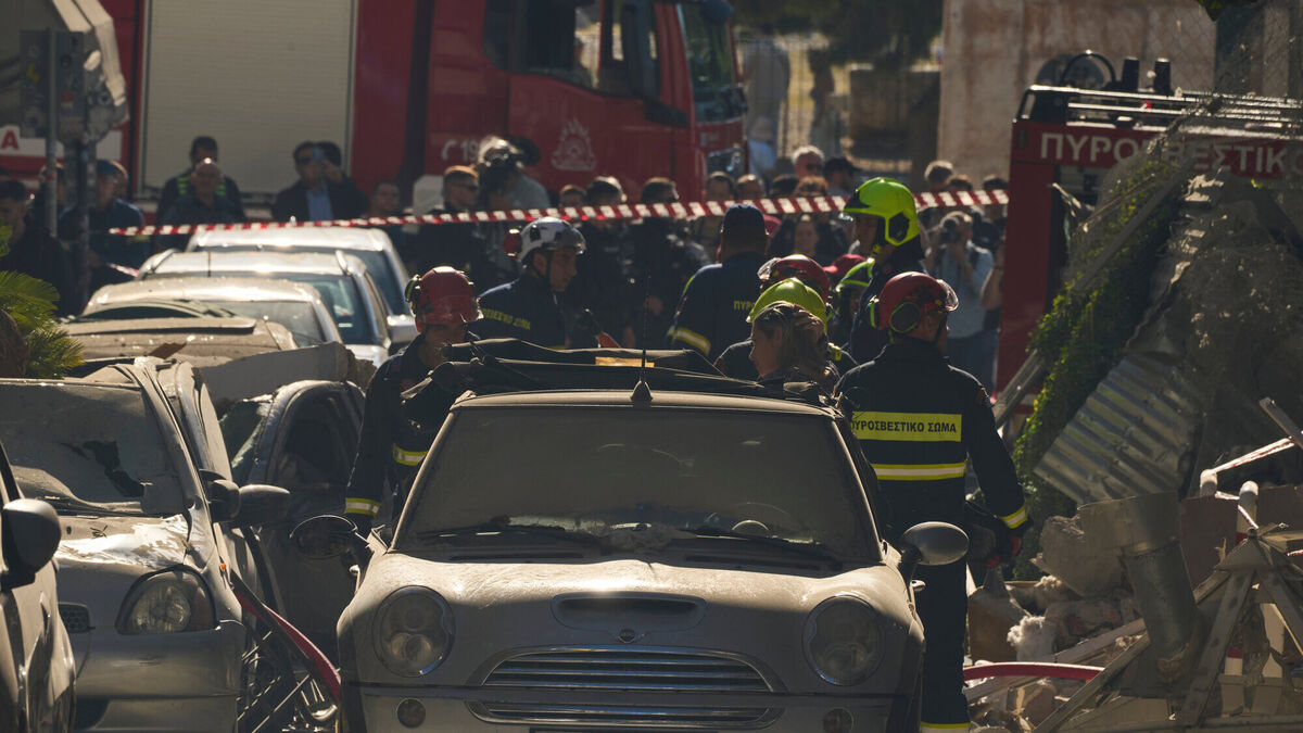Explosion causes building to collapse near Acropolis