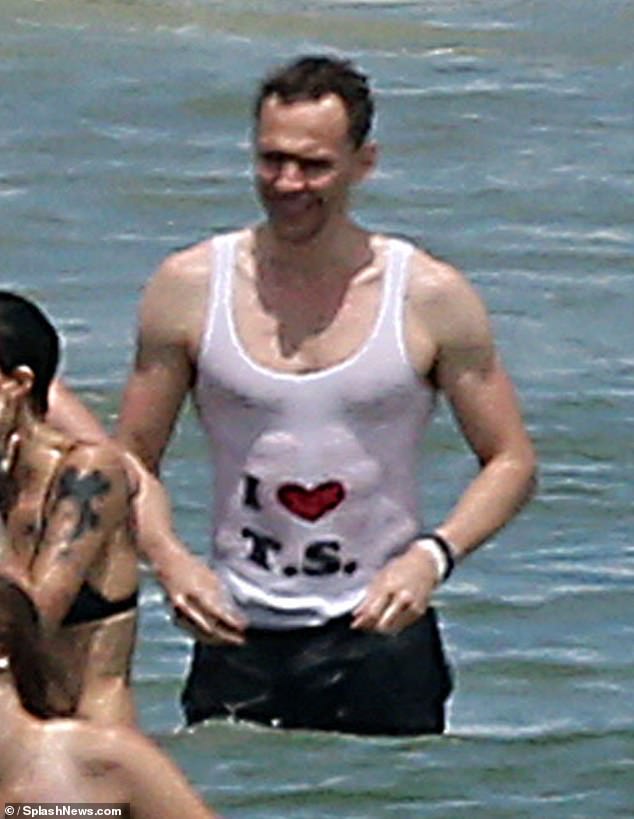 Taylor Swift appears to issue an apology to an ex-boyfriend in Pink ...