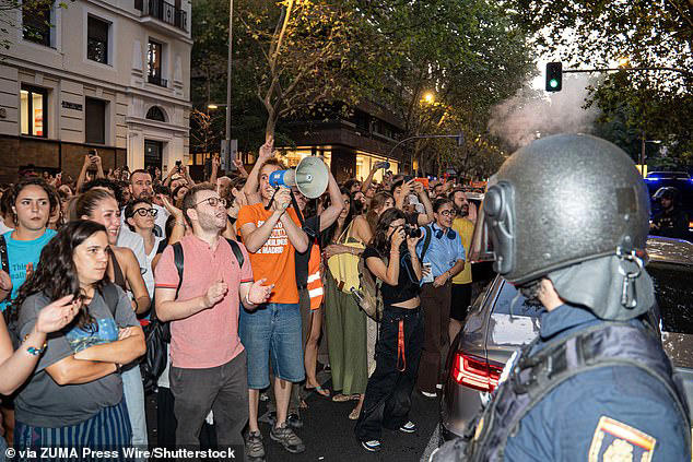 Moment riot cops smash their way through door of 87-year-old woman's ...