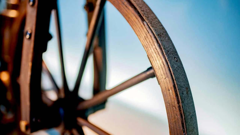 The world’s first gas motorcycle was a wooden test mule with training ...