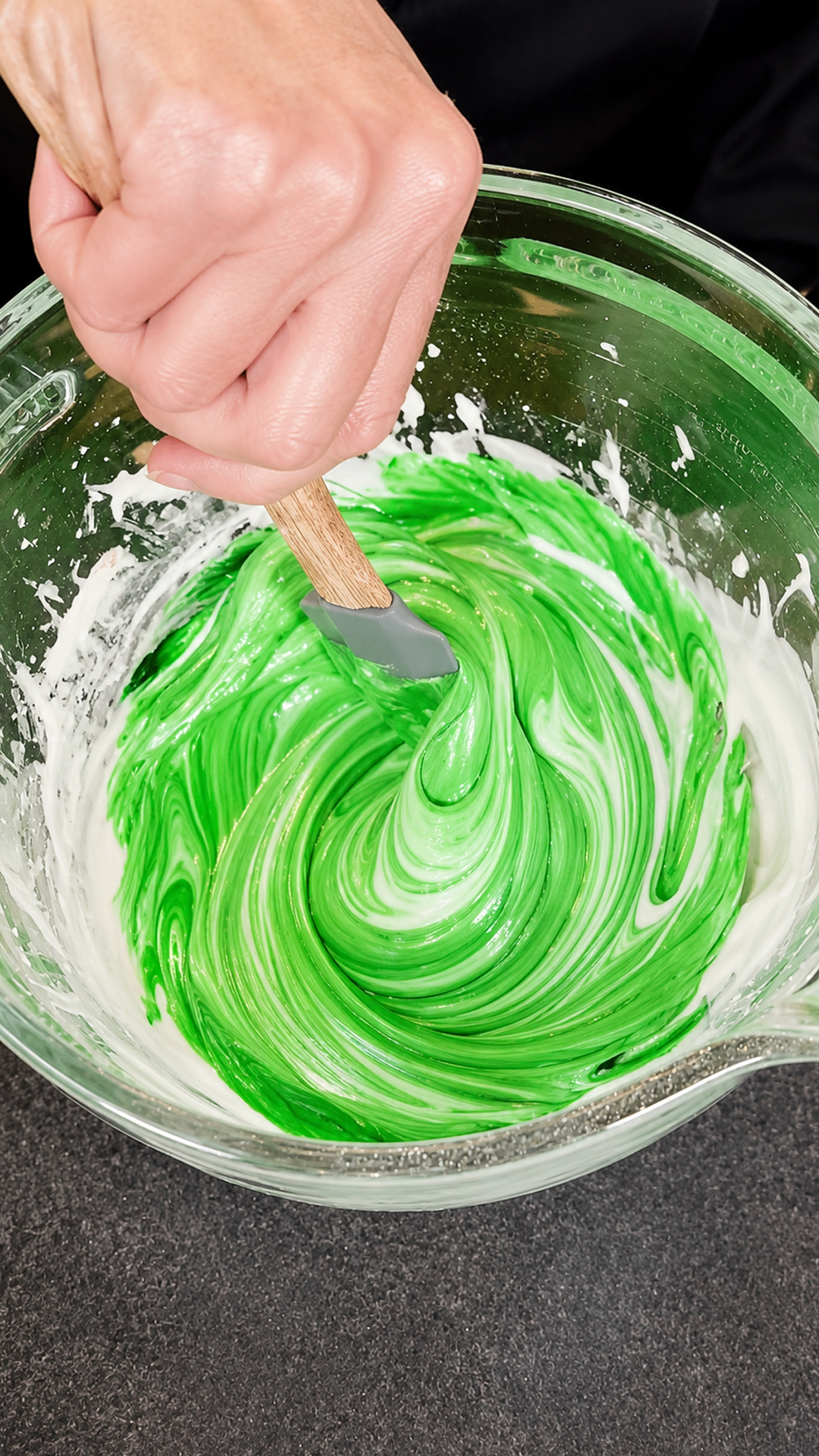 How to make royal icing for holiday sugar cookie decorating