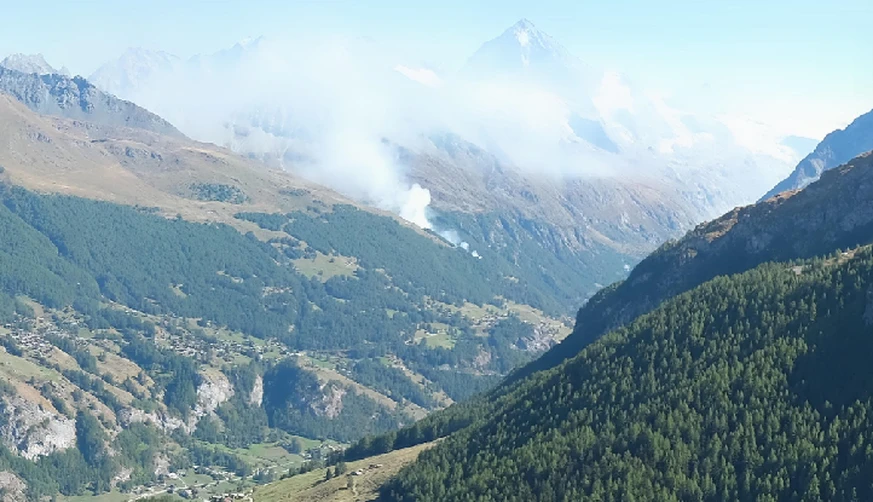 Un feu de forêt fait rage en Valais