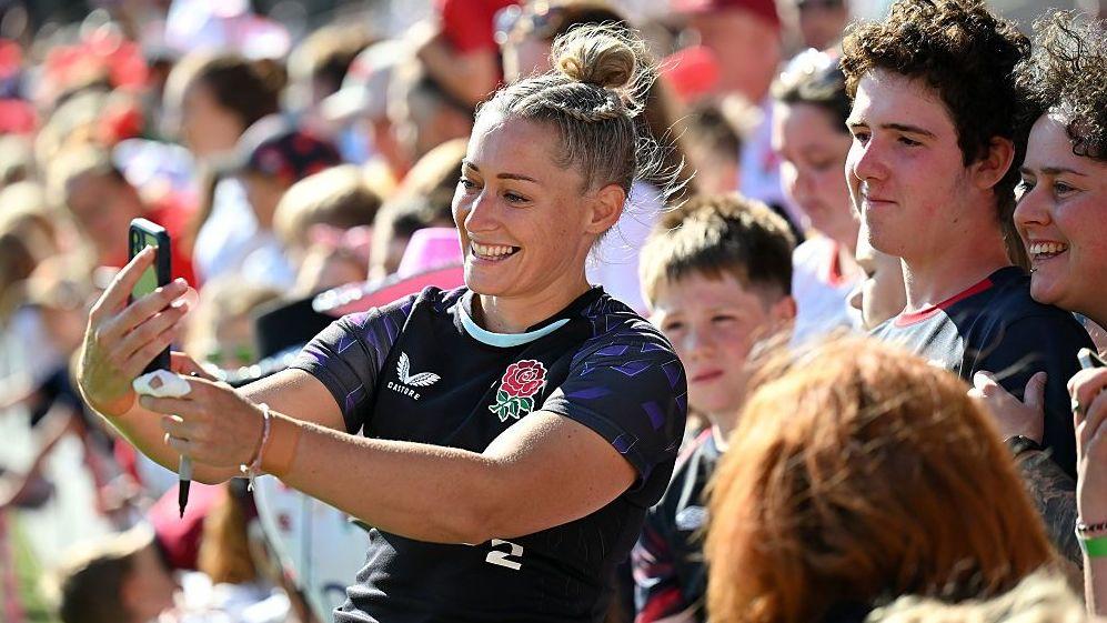 Red Roses struggle to meet fans' selfie demands - Hunt