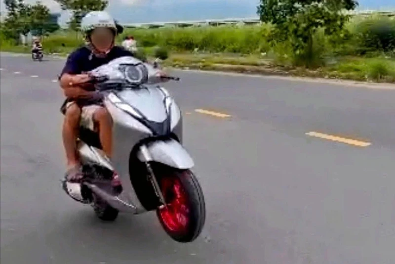 Bốc đầu xe quay TikTok, thiếu niên bị xử lý