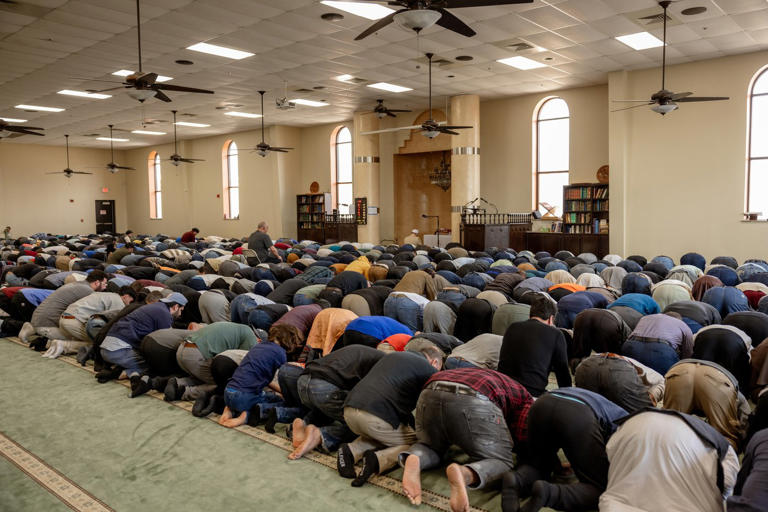 Muslim Americans push back as Republican politicians stoke anti-Sharia ...