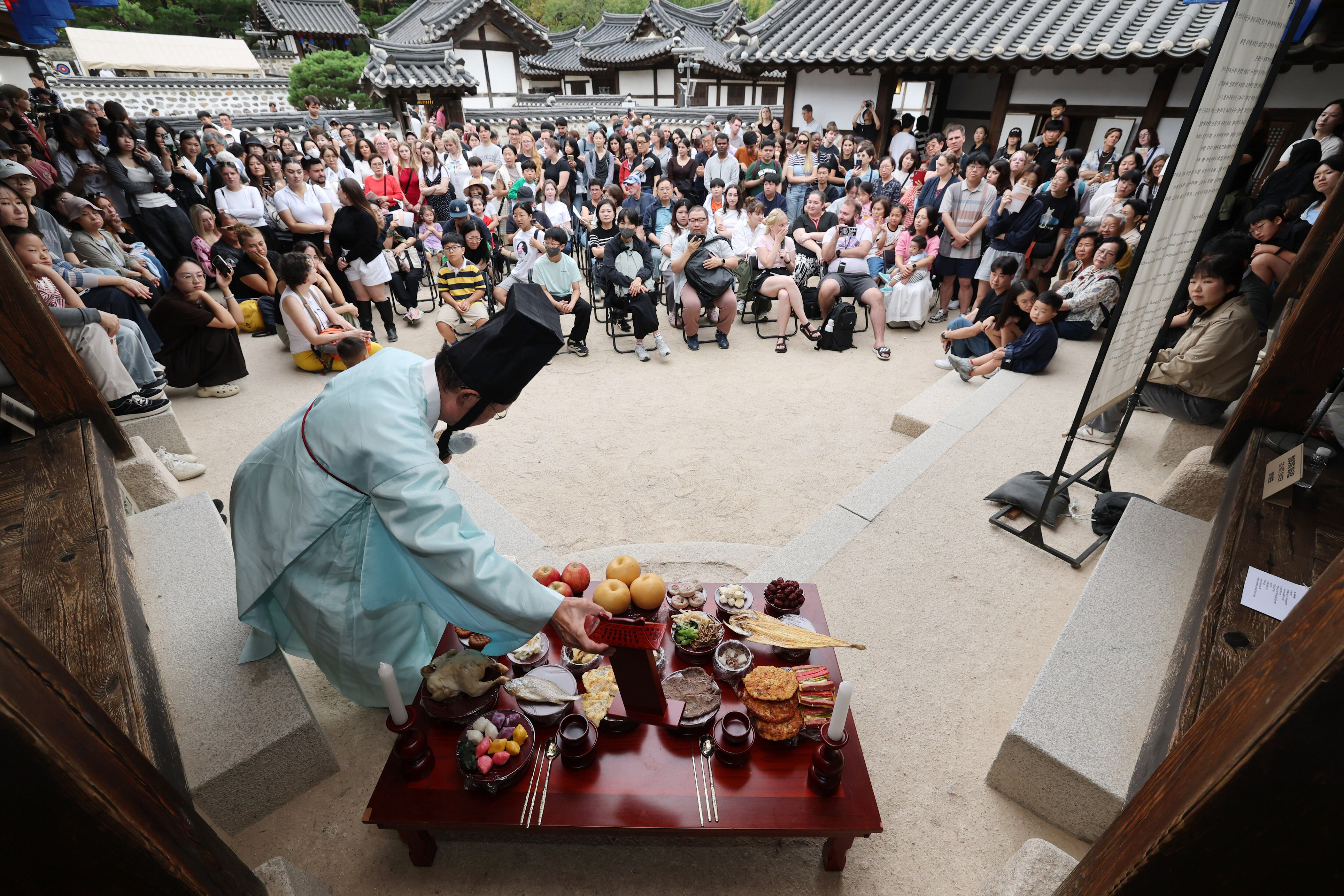 Seoul hosts autumn harvest events for tourists and residents during Chuseok