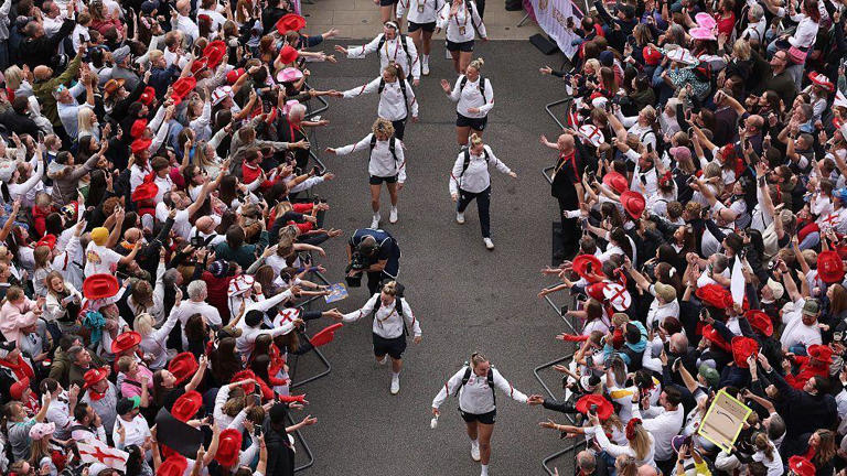Red Roses struggle to meet fans' selfie demands - Hunt